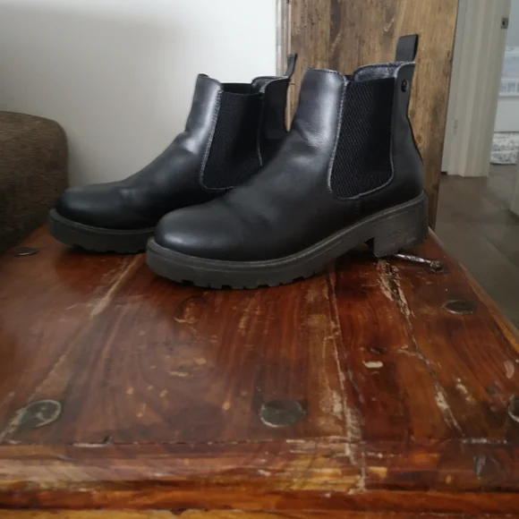 Boots - Picture 1 of 3